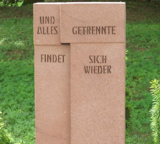 Ob hart oder weich, groß oder klein. Wir behauen jeden Stein. Kommen Sie zu uns und entdecken Sie die Steinzeit neu. Wir sind zwei Steinmetze aus Schwarzenberg im sächsischen Erzgebirge und schaffen neben Grabmale und Skulpturen aus Granit, Marmor und Sandstein auch Geschenke und steinige Kostbarkeiten.